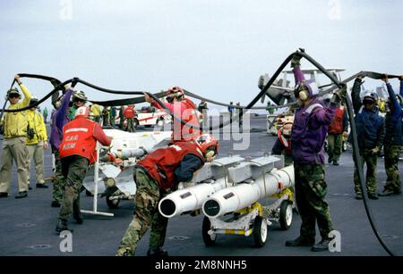 Il personale del ponte di volo allontana l'ordnance dal visibile durante un'esercitazione antincendio di classe Delta. ROOSEVELT e l'ala aerea imbarcata partecipano agli attacchi aerei sull'ex Jugoslavia a sostegno dell'operazione NATO Allied Force. Oggetto operazione/Serie: FORZE ALLEATE Paese: Mare Adriatico Foto Stock