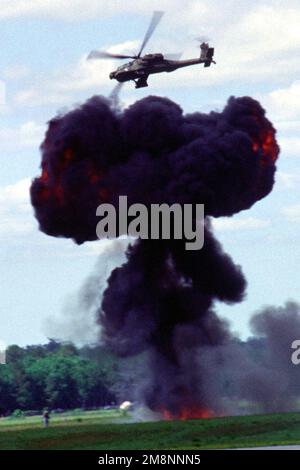 Un AH-64 Apache evita un'esplosione simulata mentre vola una missione al South Carolina Air National Guard Airshow del '99, McEntire Air National Guard base, South Carolina, 2 maggio 1999. Base: McEntyre Ang Station Stato: South Carolina (SC) Paese: Stati Uniti d'America (USA) Foto Stock