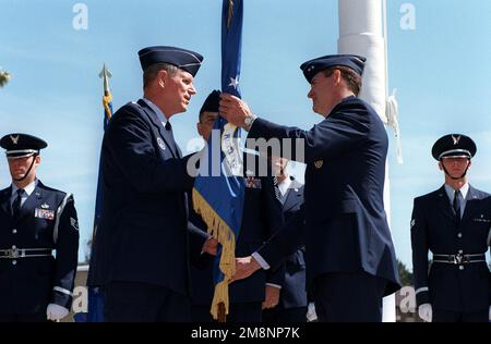 Il generale MAGGIORE dell'aeronautica DEGLI STATI UNITI Robert Hinson (a destra) assume il comando dell'aeronautica 14th dal generale Richard B. Meyers, dal comando spaziale dell'aeronautica e dal comandante dello spazio degli Stati Uniti, durante la cerimonia del cambio di comando dell'ala alla base dell'aeronautica di Vandenberg, California. La cerimonia si è svolta il 6th maggio 1999 di fronte al quartier generale dell'aeronautica militare 14th. Base: Vandenberg Air Force base Stato: California (CA) Paese: Stati Uniti d'America (USA) Foto Stock