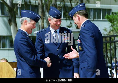 Con la cerimonia del cambio di comando dell'aeronautica del 14th, il generale dell'aeronautica statunitense Richard B. Meyers, il comando spaziale dell'aeronautica e il comandante del comando spaziale degli Stati Uniti si congratula con il generale maggiore Gerald Perryman Jr. E MGEN Robert Hinson. MGEN Perryman Jr., lascia Vandenberg per la base dell'aeronautica militare di Langley, Virginia, dove diventerà il comandante del centro di controllo e di intelligenza, sorveglianza e ricognizione. MGEN Hinson assume il comando dell'aeronautica militare 14th dopo un incarico all'Air Force Space Command, Peterson AFB, Colorado, dove è stato direttore delle operazioni. Il cha Foto Stock
