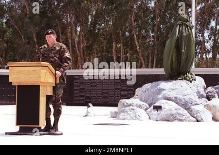 Dritto sul colpo medio del comandante-in-CAPO dell'esercito degli Stati Uniti, il GEN Peter Shoomaker, mentre dà un discorso che accetta il Memorial delle operazioni speciali dalla Fondazione del Memorial delle operazioni speciali degli Stati Uniti il 24th maggio 1999 alla base dell'aeronautica militare di MacDill, Florida. Base: MacDill Air Force base Stato: Florida (FL) Paese: Stati Uniti d'America (USA) Foto Stock