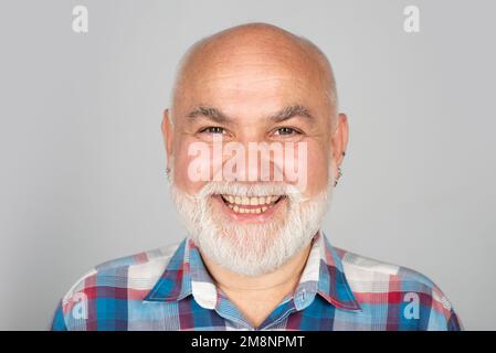 Felice vecchio uomo maturo sorridente. Ritratto felice uomo anziano su sfondo grigio. Uomo di mezza età su sfondo isolato studio. Nonno dell'età dell'oro Foto Stock