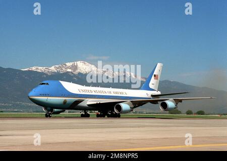 Il presidente William Jefferson Clinton è a bordo dell'Air Force One (VC-25) dopo l'atterraggio alla base dell'aeronautica di Peterson, Colorado, con Pikes Peak sullo sfondo. Base: Peterson Air Force base Stato: Colorado (CO) Paese: Stati Uniti d'America (USA) Foto Stock