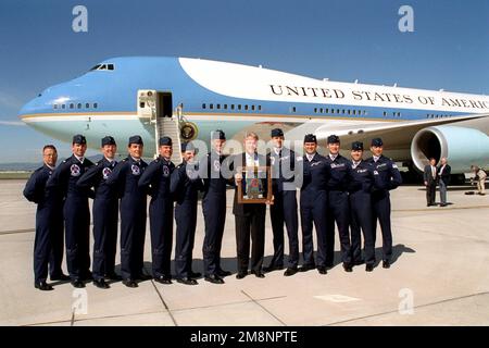 Il presidente DEGLI STATI UNITI William Jefferson Clinton ha un regalo speculare presentato a lui dal 1999 USAF Thunderbirds Aerial Demonstration Team con il Boeing 747-200B (VC-25A) Air Force One Presidential Aircraft in background. L'evento si è svolto presso la base dell'aeronautica di Peterson, Colorado, il 2nd giugno 1999. Base: Peterson Air Force base Stato: Colorado (CO) Paese: Stati Uniti d'America (USA) Foto Stock