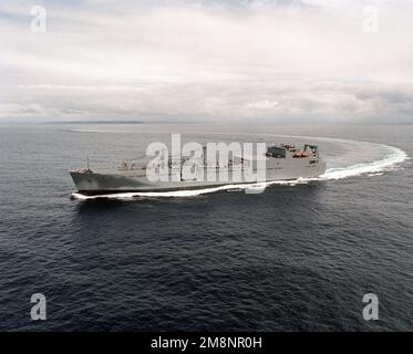 Vista del porto di prua della nave pesante strategica militare USNS DAHL (T-AKR 312) che esegue una svolta ad alta velocità a dritta durante le prove in mare del costruttore della nave in corso al largo di San Diego. Paese: Oceano Pacifico (POC) Foto Stock