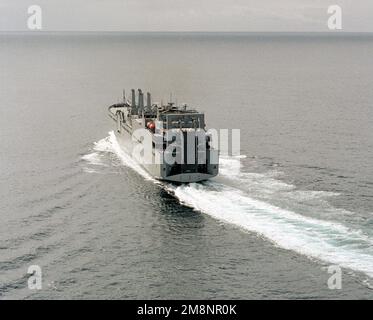 Vista del quarto del porto del comando militare di Sealift (MSC) nave pesante strategica USNS DAHL (T-AKR 312) in corso sul mare del costruttore prove al largo di San Diego. Paese: Oceano Pacifico (POC) Foto Stock