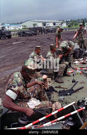 Marines from India Battery, 3rd Battaglione, 12th Marines, ventinove Palms, California, Pulire l'attrezzatura da campo dopo un'escursione di dieci giorni in un campo vicino al monte Fuji. Base: Monte Fuji Paese: Giappone (JPN) Foto Stock