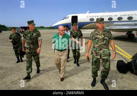 Il Dr. Bernard Rostker, Sottosegretario dell'Esercito (al centro), è scortato dopo il suo arrivo alla Air National Guard Muniz base, Porto Rico, da GEN Charles E. Wilhelm (a sinistra), comandante in capo, Southern Command, e MG Philip R. Kensinger, Jr., comandante generale, Stati Uniti Esercito Sud Porto Rico. Tutti sono sulla loro strada per ispezionare il nuovo sito della sede centrale a Fort Buchanan. Un profilo a sinistra di un Gulfstream Aerospace IV-SP, le parole "Stati Uniti d'America" scritte sul lato, si trova sulla linea di volo mentre i dignitari si allontanano dall'aereo. Base: Ang Muniz Stato base: Puerto Rico (PR) Countr Foto Stock