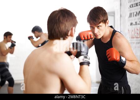 Portalo con te. due artisti marziali spargono nell'anello. Foto Stock