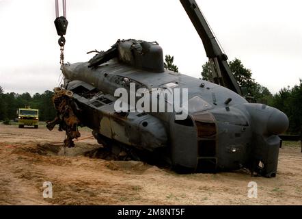 Vista frontale dei resti di un elicottero MH-53J a navata bassa IIIE quando la testa del rotore esce da terra. L'elicottero si è schiantato vicino al campo militare Camp Mackall Army Air Field, North Carolina la notte del 2 giugno 1999. Il comando delle operazioni speciali dell'aeronautica ha richiesto che l'aeromobile sia recuperato e restituito al campo di Hurlburt, Florida. Stato: North Carolina (NC) Paese: Stati Uniti d'America (USA) Foto Stock