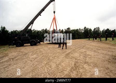 I resti di un elicottero MH-53J a navata bassa IIIE sono sollevati e rifatti per il posizionamento per caricare su un rimorchio di trasporto 'lowboy'. L'elicottero si è schiantato vicino al campo militare Camp Mackall Army Air Field, North Carolina la notte del 2 giugno 1999. Il comando delle operazioni speciali dell'aeronautica ha richiesto che l'aeromobile sia recuperato e restituito al campo di Hurlburt, Florida. Stato: North Carolina (NC) Paese: Stati Uniti d'America (USA) Foto Stock