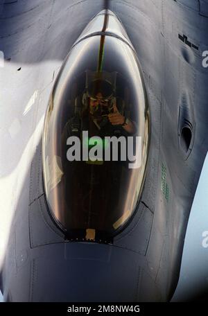 Dritto su una ripresa aerea a medio primo piano, guardando fuori dalla finestra dell'operatore del braccio su un KC-135, mentre il pilota dà un pollice in su nel cockpit di un US Air Force F-16. Lui e altri F-16s (non mostrati), dalla Aviano Air base, Italia, sono scortati alla MacDill Air Force base, Florida, dal KC-135s (non mostrato). Il 555th Fighter Squadron si schierò a MacDill a causa della temporanea chiusura del campo aereo di Aviano. Paese: Sconosciuto Foto Stock