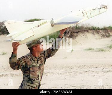 MCA Cherry Point 2D LAAD BN H & S BT's SGT Chad Ross lancia un Remote Controlled Miniature Ariel Target (RCMAT) al FIREX 3-99. Il bersaglio aereo sarà sparato dalla MITRAGLIATRICE M3p .50-cal situata sotto il lanciamissili Stinger destro montato su un veicolo a ruote multiuso ad alta mobilità (HMMWV). Questo sistema missilistico anti-aria si chiama Avenger. Soggetto operativo/Serie: FIREX 3-99 base: Onslow Beach, Mcb, Camp Lejeune Stato: North Carolina (NC) Paese: Stati Uniti d'America (USA) Foto Stock