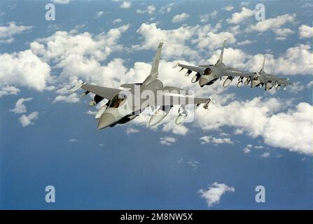 Vista anteriore sinistra ripresa aerea media come US Air Force F-16 dalla base aerea di Aviano, Italia; sono scortati alla base aeronautica di MacDill, Florida da KC-135 (non mostrato). Il 555th Fighter Squadron si schierò a MacDill a causa della chiusura temperata del campo aereo di Aviano. Paese: Sconosciuto Foto Stock