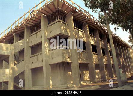 Lato sinistro vista frontale medium shot come edificio 960 è il primo dormitorio 1+1 a Incirlik AB Turchia. La costruzione è iniziata il 19 settembre 1999 e terminerà il 15 marzo 2000. Base: Incirlik Air base, Adana Paese: Turchia (TUR) Foto Stock