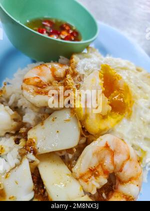 Street food di gamberi e calamari di carne, un piatto tipico per le strade della Thailandia, molto economici, servito con salsa di pesce e peperoncino fresco caldo. Foto Stock