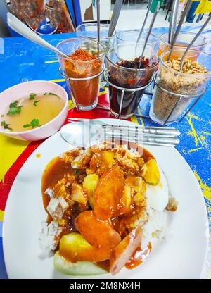 Semplice e delizioso ristorante sulla strada cibo di carne di maiale a base, tipico per le strade della Thailandia, molto economici e gustosi, servito con zuppa e condme Foto Stock