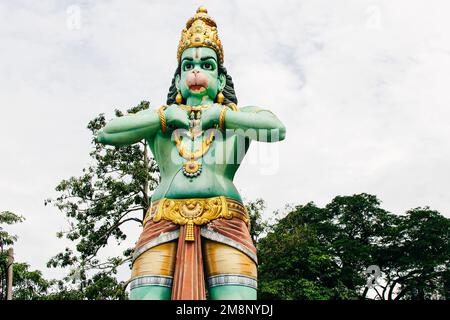 Statua di Hanuman di fronte alla grotta Ramayana presso il complesso delle grotte di Batu, kuala lumpur, malesia - dicembre 2022. Foto di alta qualità Foto Stock