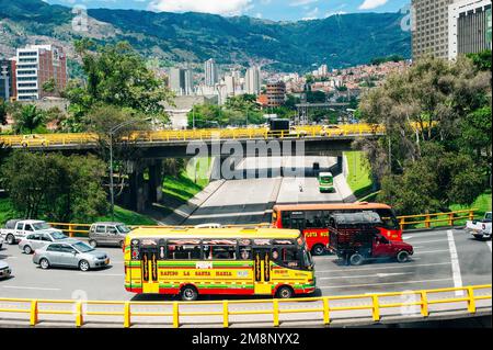 Medellin, Colombia - Luglio 2019 ingorgo di auto colorate sullo sfondo della città. Foto di alta qualità Foto Stock