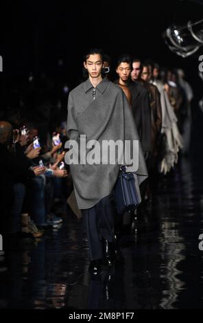 Milano, Italia. 14th Jan, 2023. I modelli presentano le creazioni per Fendi durante la settimana della moda maschile di Milano, il 14 gennaio 2023. Credit: Jin Mamengni/Xinhua/Alamy Live News Foto Stock