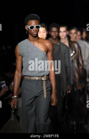 Milano, Italia. 14th Jan, 2023. I modelli presentano le creazioni per Fendi durante la settimana della moda maschile di Milano, il 14 gennaio 2023. Credit: Jin Mamengni/Xinhua/Alamy Live News Foto Stock