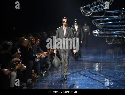Milano, Italia. 14th Jan, 2023. I modelli presentano le creazioni per Fendi durante la settimana della moda maschile di Milano, il 14 gennaio 2023. Credit: Jin Mamengni/Xinhua/Alamy Live News Foto Stock