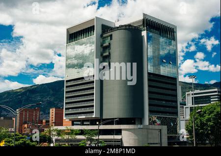 Il centro della città di Medellin, la seconda città più grande della Colombia - dicembre 2022. Foto di alta qualità Foto Stock