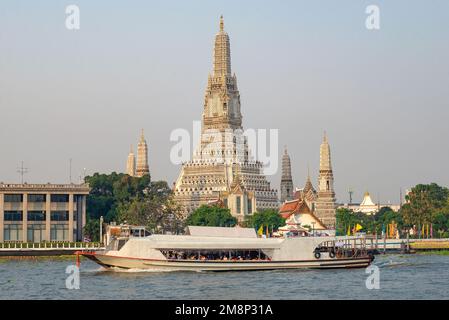 BANGKOK, THAILANDIA - 28 DICEMBRE 2018: Autobus fluviale al Tempio di Wat Arun. Fiume Chao Phraya, Bangkok, Thailandia Foto Stock