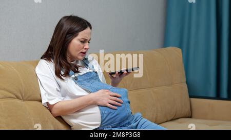 Donna incinta chiama in ambulanza e si aspetta di partorire Foto Stock