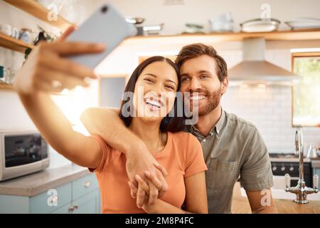 Giovane coppia interracial soddisfatto che prende un selfie con un telefono insieme nel paese. Gioiosa ragazza di razza mista scattando una foto con la sua caucasica Foto Stock