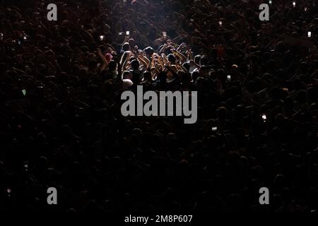 Santiago, Metropolitana, Cile. 14th Jan, 2023. La gente partecipa al Frontera Music Festival a Santiago, Cile. (Credit Image: © Matias Basualdo/ZUMA Press Wire) SOLO PER USO EDITORIALE! Non per USO commerciale! Credit: ZUMA Press, Inc./Alamy Live News Foto Stock