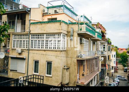 Case tradizionali colorate con balconi in legno intagliato nel centro storico di Tbilisi, Georgia - set 2022. Foto di alta qualità Foto Stock
