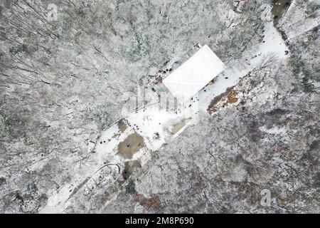 NANJING, CINA - 15 GENNAIO 2023 - i turisti possono godersi la neve al Monte Zijin a Nanjing, nella provincia di Jiangsu della Cina orientale, il 15 gennaio 2023. Foto Stock