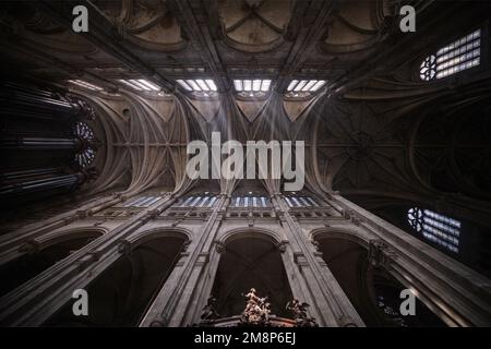 Parigi, Francia - Maggio, 2022: Vista interna e soffitto della Chiesa di San Eustache, Parigi (l’église Saint-Eustache) Costruito tra il 1532 e il 1632 Foto Stock