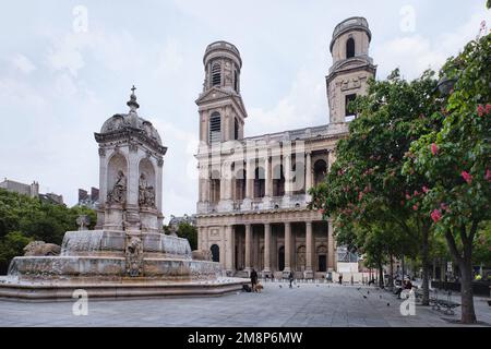 Parigi, Francia - Maggio, 2022: La fontana di Saint Sulpice e la chiesa di Saint Sulpice, nel quartiere di Saint-Germain des Pres Foto Stock