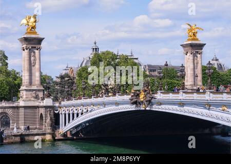 Parigi, Francia - Maggio, 2022: Il Pont Alexandre III è un ponte ad arco che attraversa la Senna a Parigi. Collega gli Champs-Elysees alla Eiffel Foto Stock