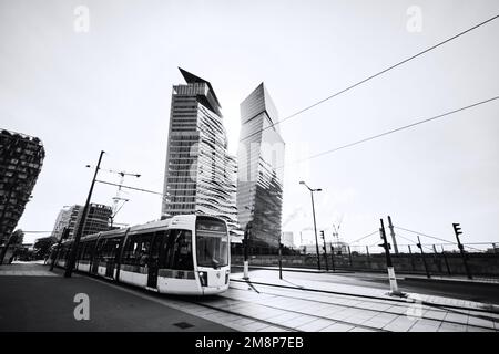 Parigi, Francia - 18 maggio 2022: Tram che passa vicino ai grattacieli Duo Towers (Tours Duo) progettati dall'architetto Jean Nouvel Foto Stock