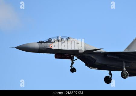 Un aereo da combattimento dell'aeronautica indiana in avvicinamento. Foto Stock