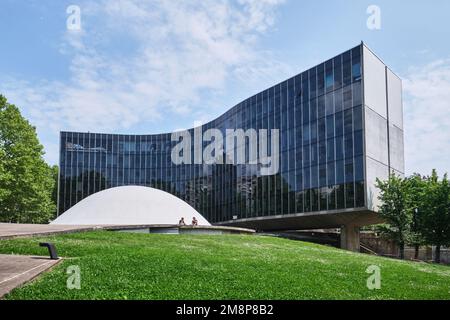 Parigi, Francia - Maggio, 2022: Progettato da Oscar Niemeyer, la sede del Partito Comunista Francese (Assedio du parti Communiste Francais PCF) Foto Stock