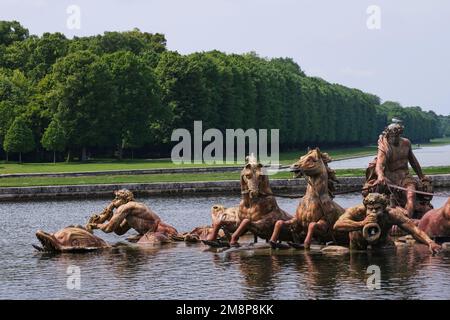 Parigi, Francia - Maggio, 2022: Giardini della famosa Reggia di Versailles. tutto il sito ha fontane uniche, stagni, lago e paesaggi costruiti nel 17th c. Foto Stock