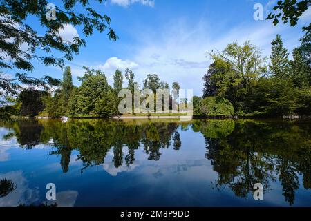 Parigi, Francia - Maggio, 2022: Vista del lago inferiore nel Bois de Boulogne e riflessioni della natura Foto Stock