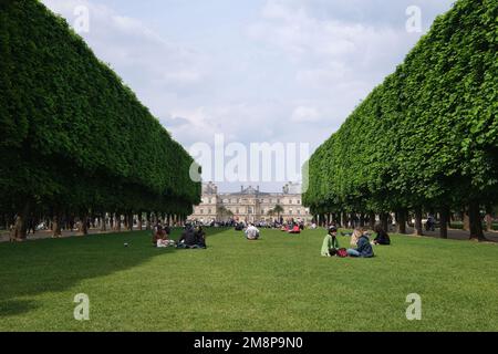 Parigi, Francia - Maggio, 2022: Turisti e parigini in relax nel Giardino del Lussemburgo (Jardin du Luxembourg). Jardin du Luxembourg Foto Stock