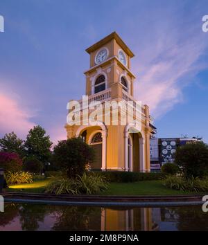Phuket, Thailandia. 28 novembre 2022, famoso edificio della torre dell'orologio al tramonto. Architettura sino-portoghese. Destinazioni di viaggio principali in Thailandia Foto Stock