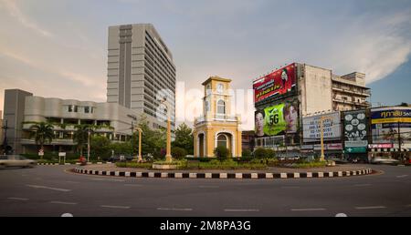 Phuket, Thailandia. Novembre 28, 2022. Città vecchia di Phuket. Famosa vecchia torre dell'orologio. Architettura sino-portoghese. Destinazioni di viaggio principali in Thailandia Foto Stock