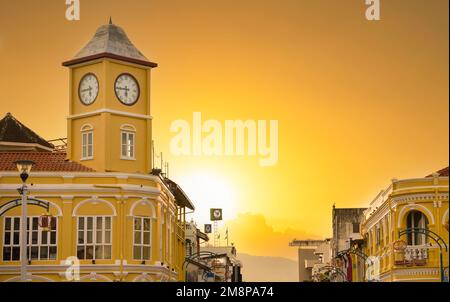 Phuket, Thailandia. Novembre 28, 2022. Città vecchia di Phuket. Famosi vecchi edifici colorati. Architettura sino-portoghese. Le migliori destinazioni di viaggio a Phuket Foto Stock