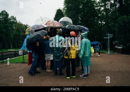 folla di turisti sotto gli ombrelloni. SAN PIETROBURGO, RUSSIA - SET 2022. Foto di alta qualità Foto Stock