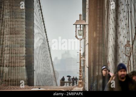 New York City Manhattan Ponte di Brooklyn nella nebbia bagnata Foto Stock