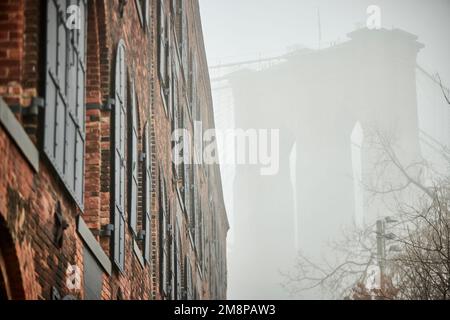 La città di New York, Brooklyn Dumbo, con il caratteristico Ponte di Brooklyn e il magazzino Time out Market Foto Stock