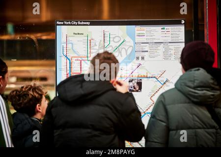 New York City Manhattan turisti che leggono la mappa della metropolitana Foto Stock