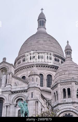 Parigi, Francia - 18 maggio 2022: Basilica del Sacro cuore sulla collina di Montmartre Foto Stock